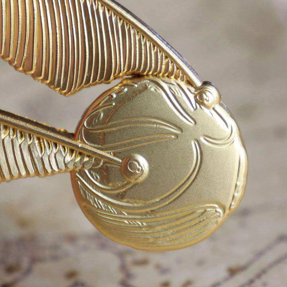 Harry Potter XL Premium Pin Badge Oversized Snitch (gold plated) - Olleke Wizarding Shop Amsterdam Brugge London