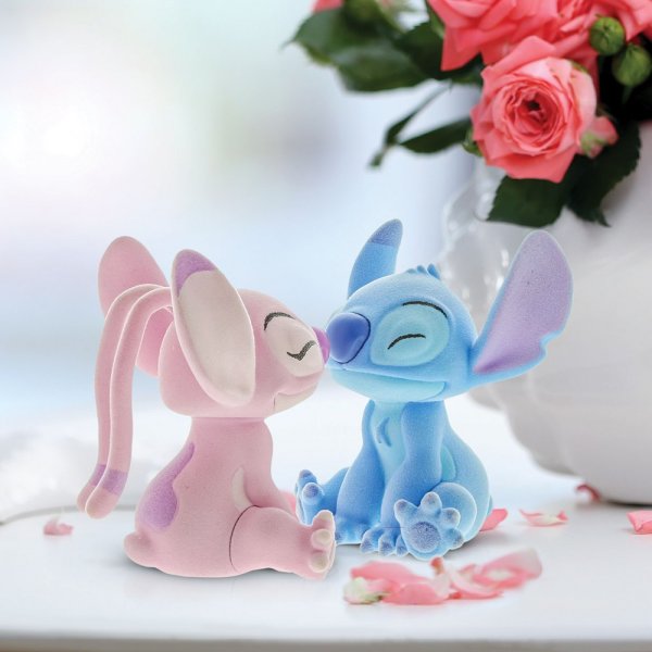 Flocked Kissing Stitch and Angel Figurines - Olleke Wizarding Shop Amsterdam