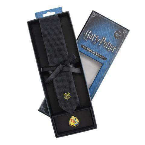 Harry Potter Tie & Metal Pin Deluxe Box Hogwarts - Olleke Wizarding Shop Amsterdam Brugge London