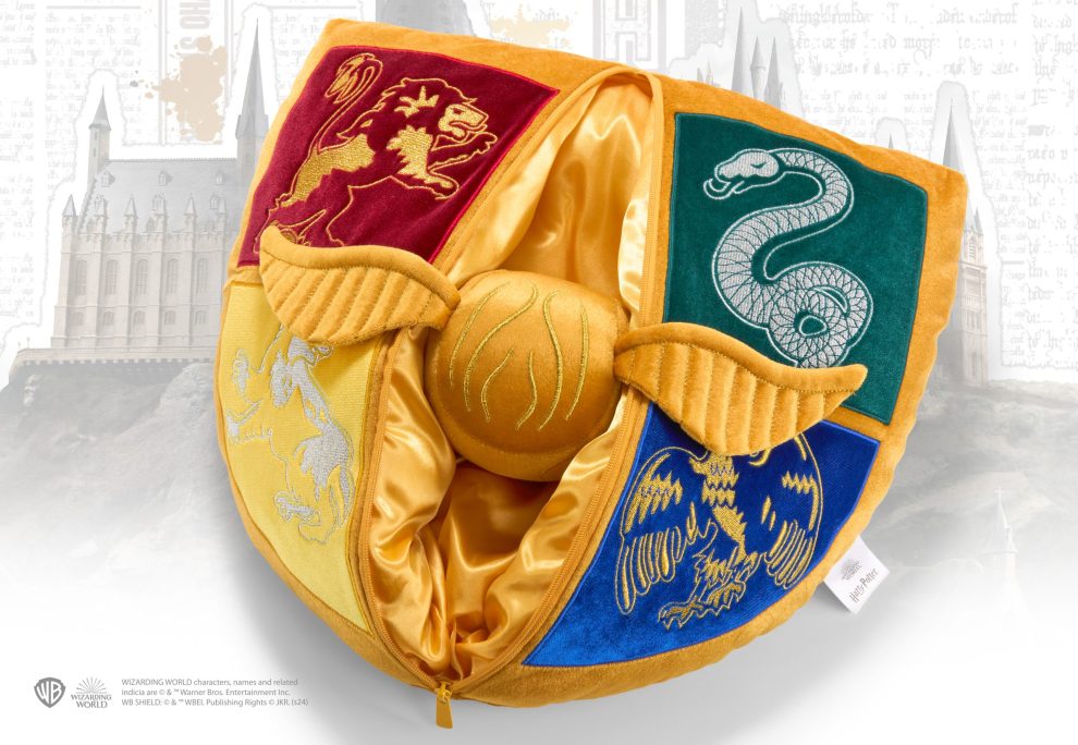 Coussin en peluche avec écusson et vif d'or de Quidditch