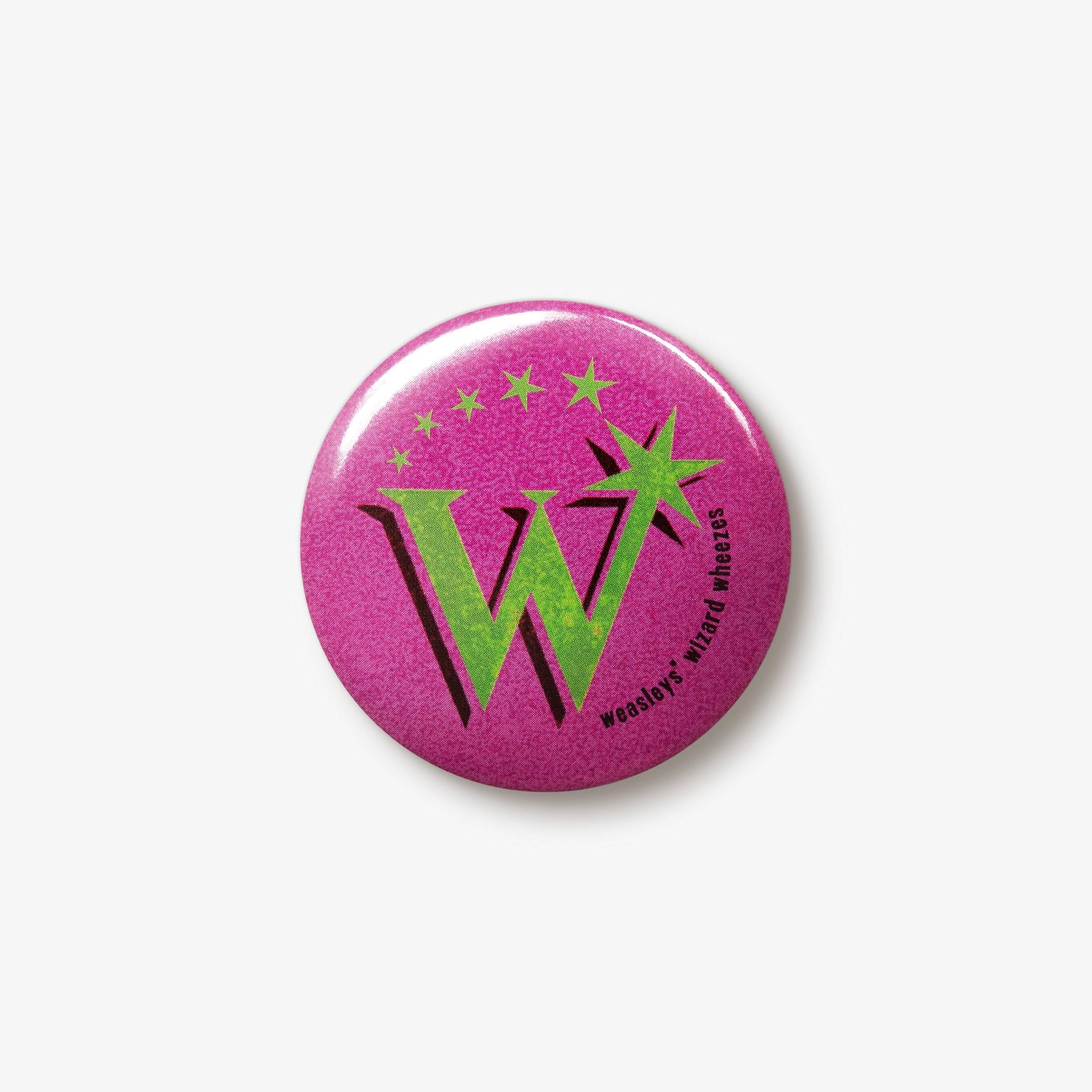 Badge avec le logo « W » de Weasley's Wizard Wheezes